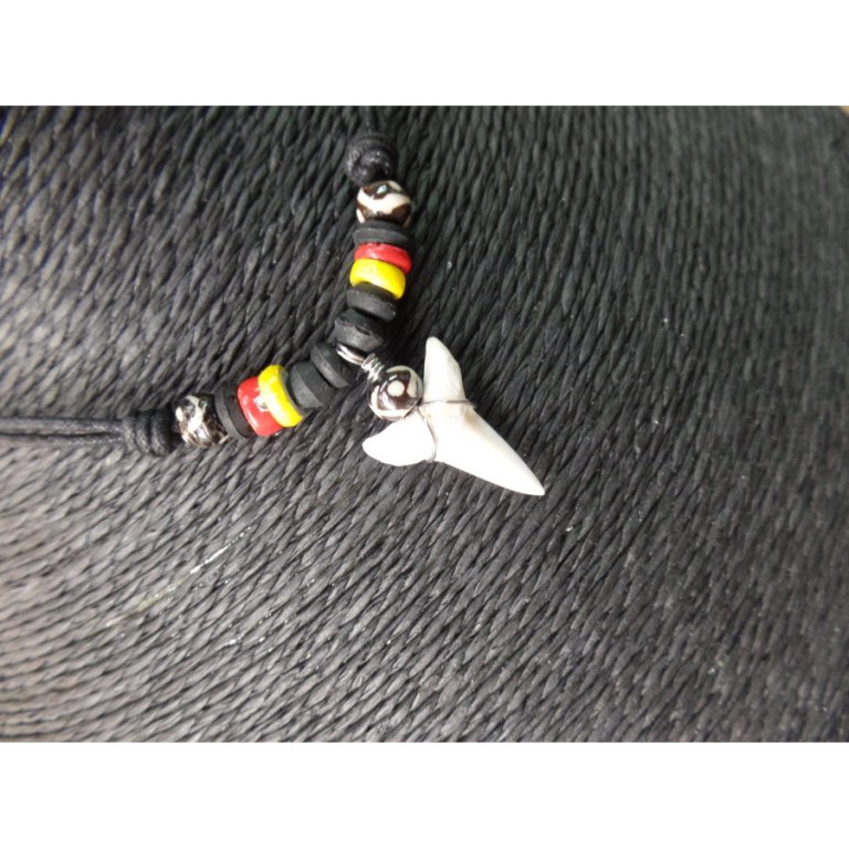 Collier rasta 3 couleurs dent de requin mako