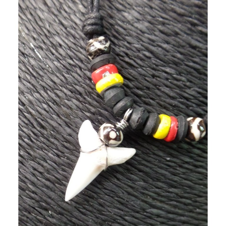 Collier rasta 3 couleurs dent de requin mako