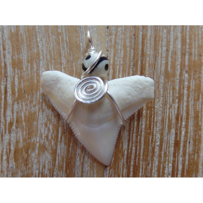 Pendentif dent de requin B1