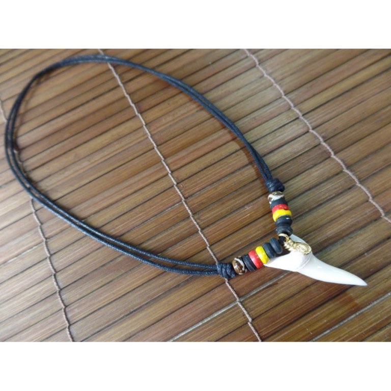 Collier rasta 3 couleurs dent de requin mako