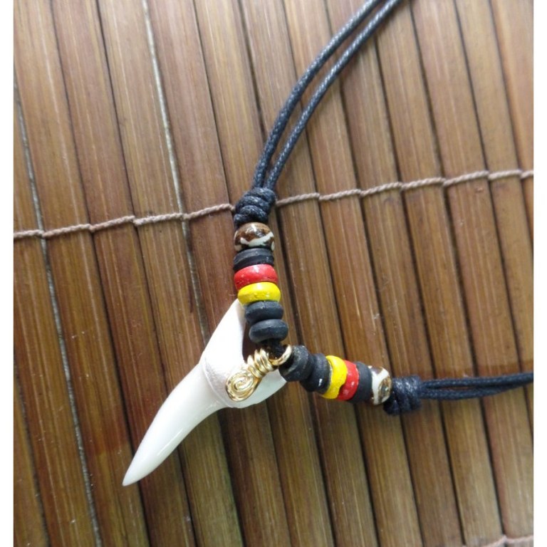 Collier rasta 3 couleurs dent de requin mako