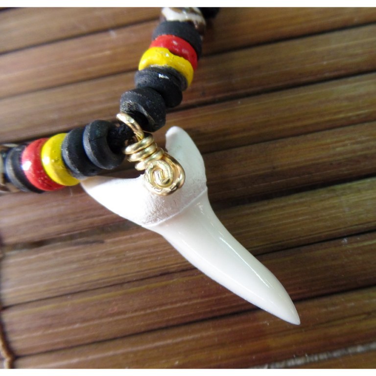 Collier rasta 3 couleurs dent de requin mako