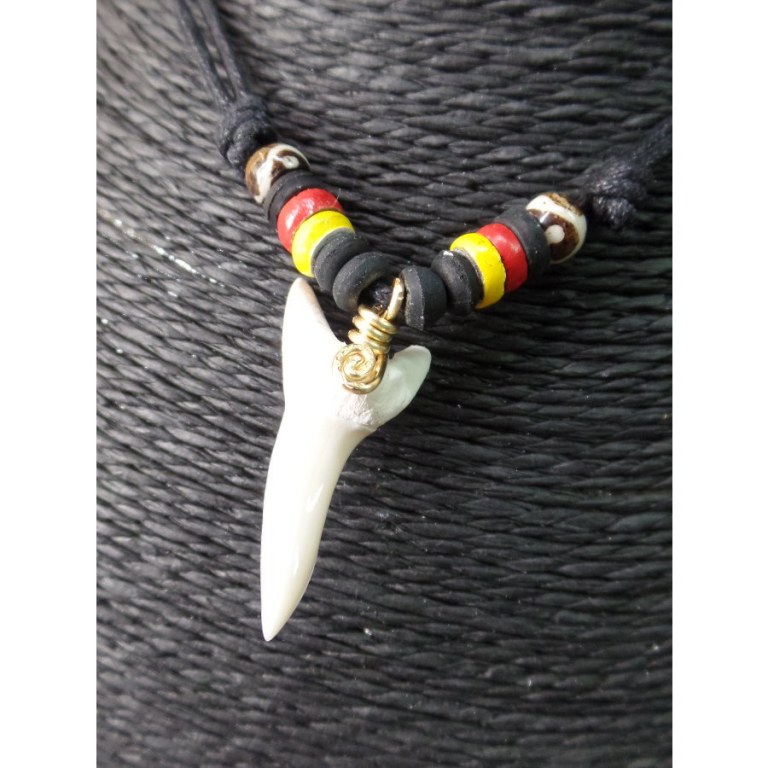 Collier rasta 3 couleurs dent de requin mako