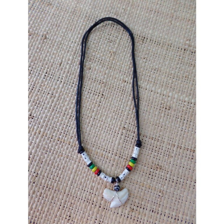 Collier Caraïbes perles rasta et dent de requin tigre