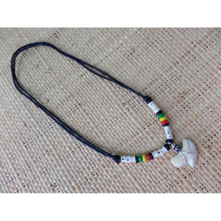 Collier Caraïbes perles rasta et dent de requin tigre