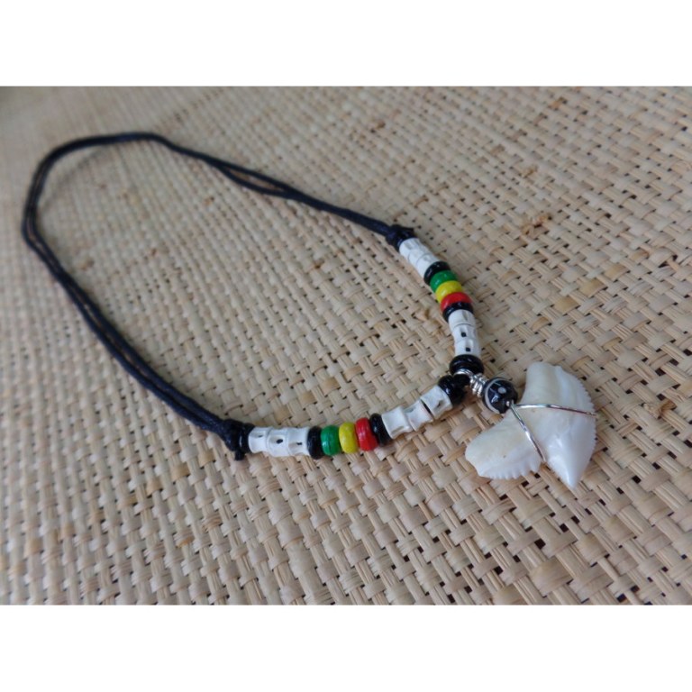 Collier Caraïbes perles rasta et dent de requin tigre