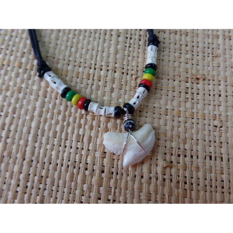 Collier Caraïbes perles rasta et dent de requin tigre