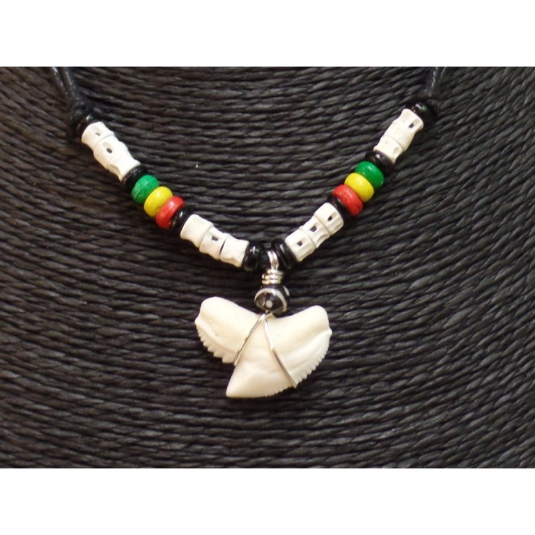 Collier Caraïbes perles rasta et dent de requin tigre