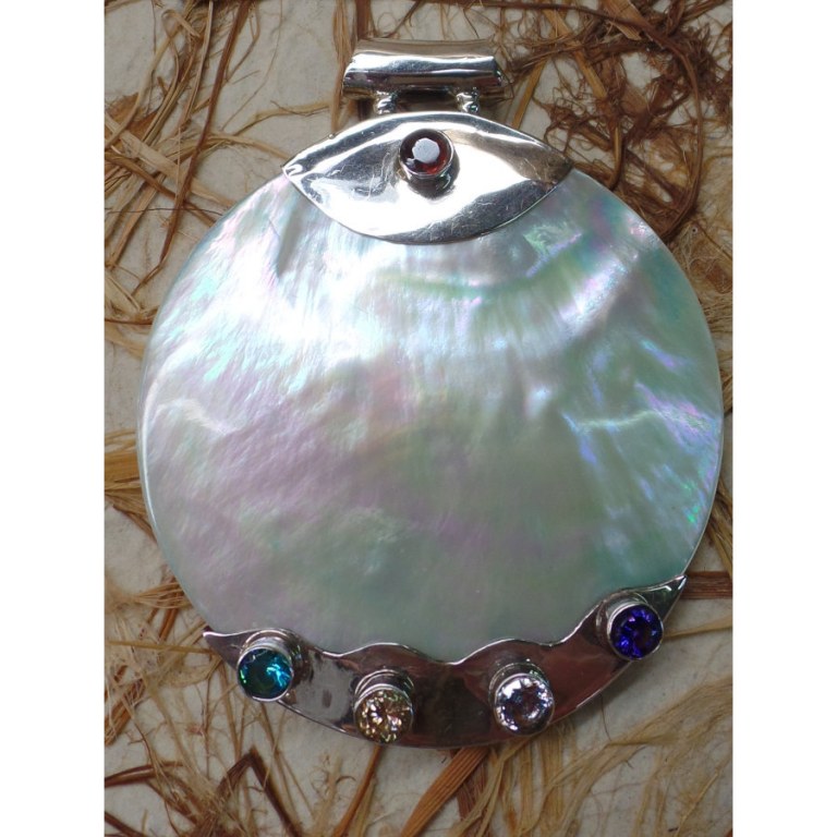 Pendentif rond nacre 5 pierres