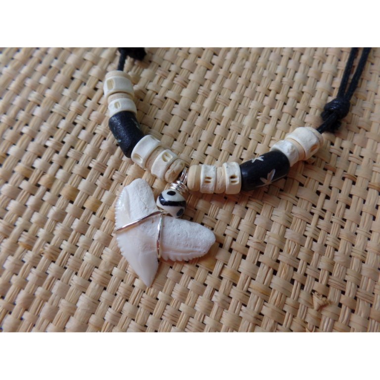 Collier Caraïbes perles bâtons/os et dent de requin tigre