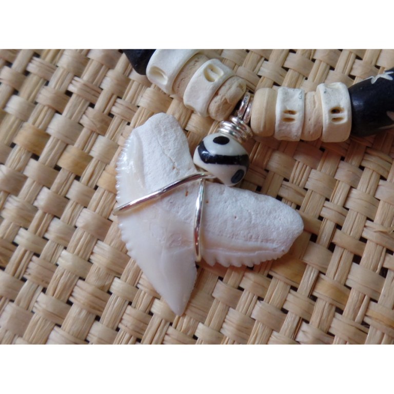 Collier Caraïbes perles bâtons/os et dent de requin tigre