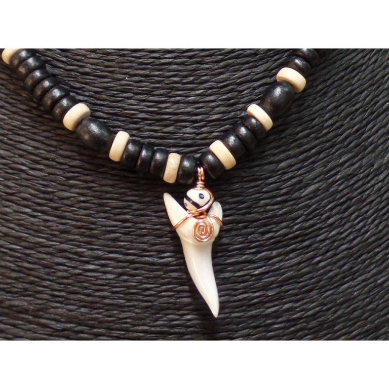 Collier Antilles perles bois et dent de requin mako
