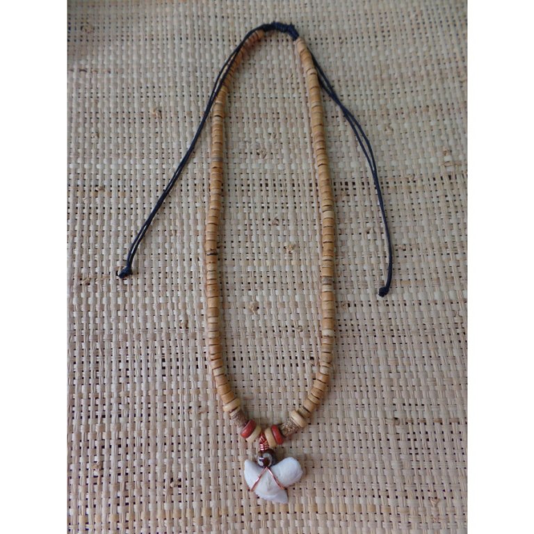 Collier Caraïbes perles claires et dent de requin tigre