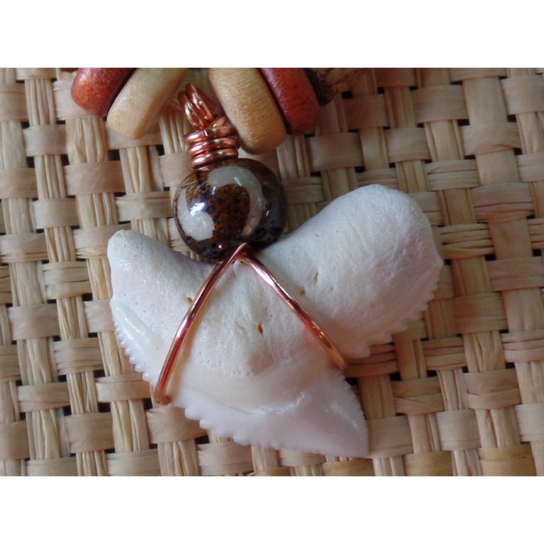 Collier Caraïbes perles claires et dent de requin tigre