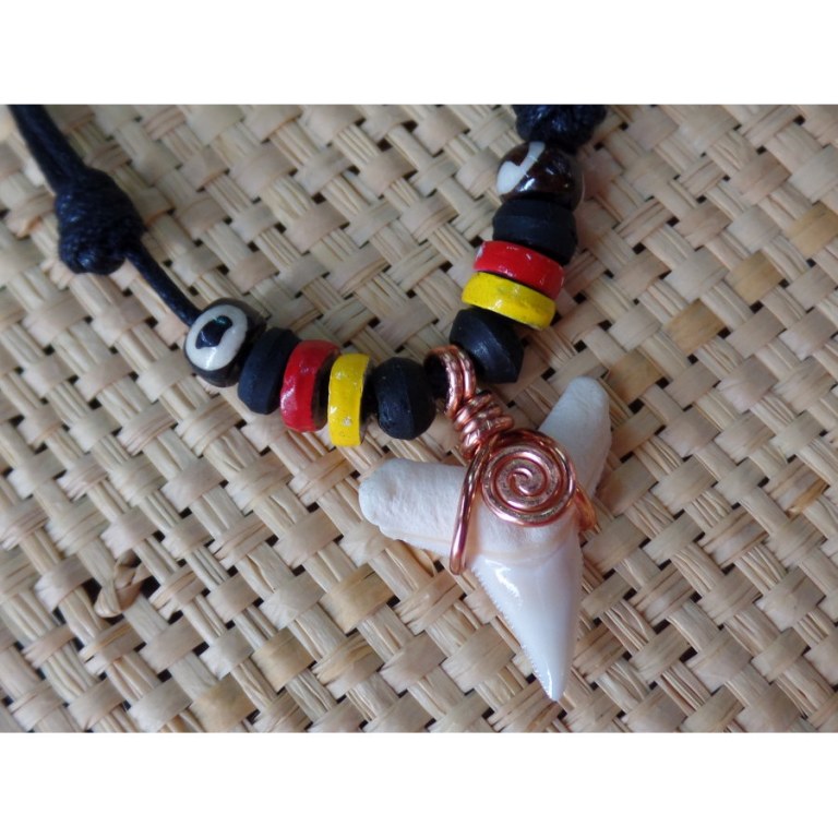 Collier Bahamas perles color et dent de requin blanc