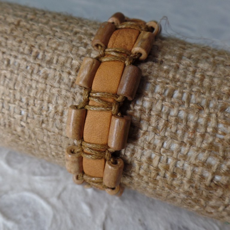 Bracelet manik kayu chamois