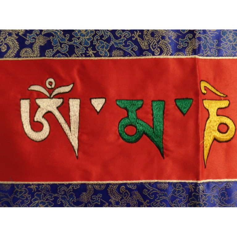 Broderie tibétaine Om mani padme hum fond rouge