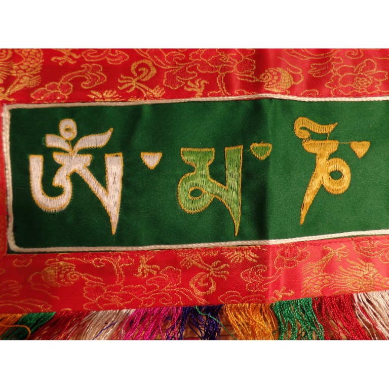 Petite broderie tibétaine Om mani padme hum fond vert
