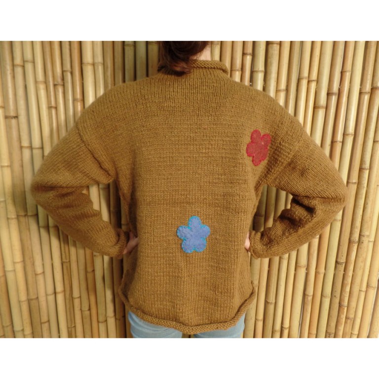 Pull marron Pekapeka flowers