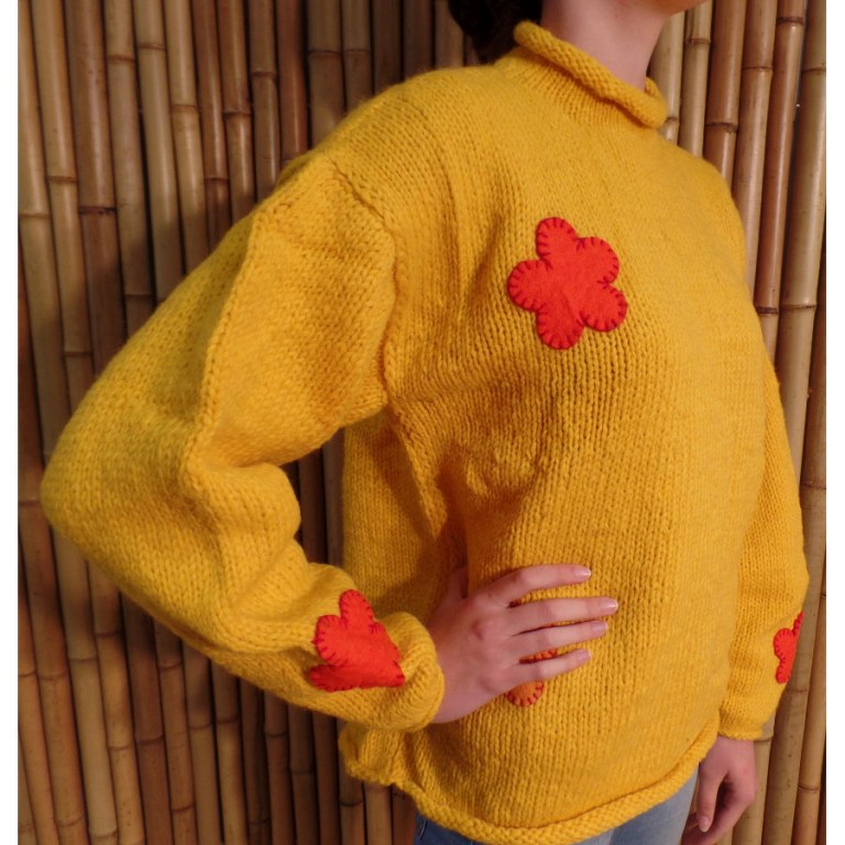 Pull jaune Pekapeka flowers