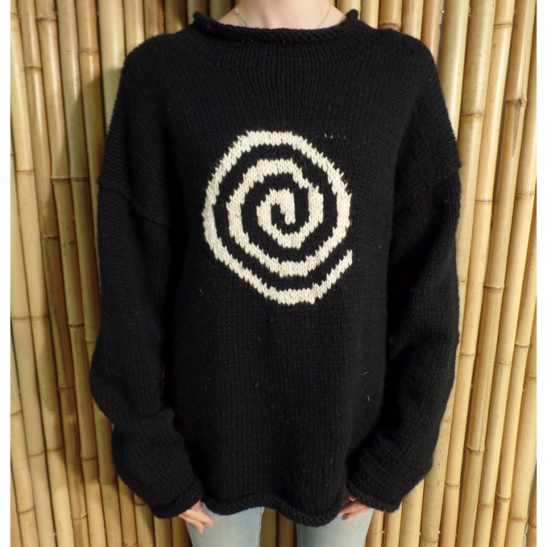 Pull noir spirale blanche