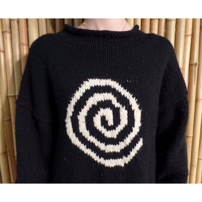 Pull noir spirale blanche