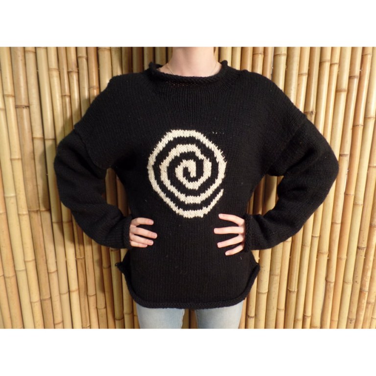 Pull noir spirale blanche