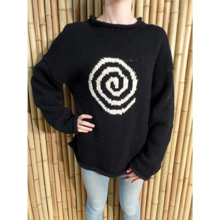 Pull noir spirale blanche