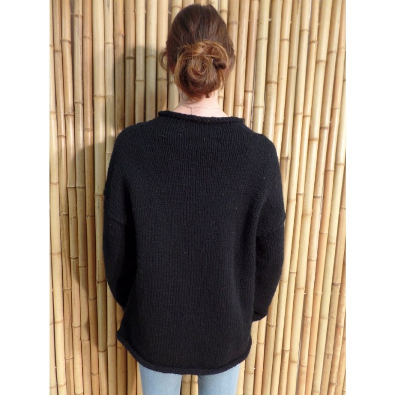 Pull noir spirale blanche