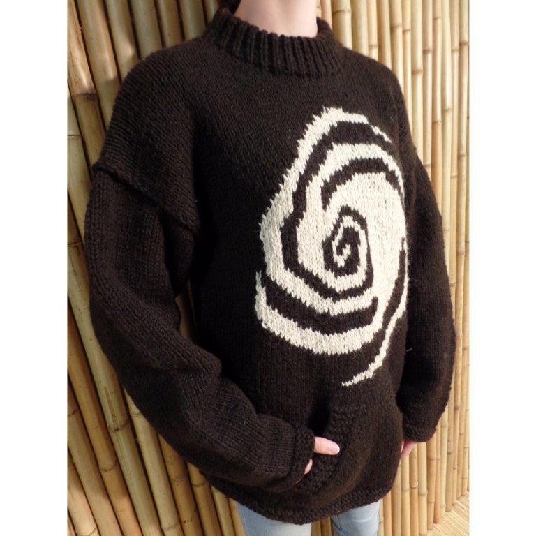 Pull noir grosse spirale blanche