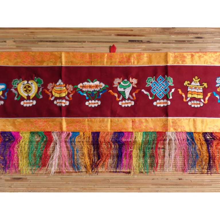 Bannière tibétaine Astamangala fond bordeaux