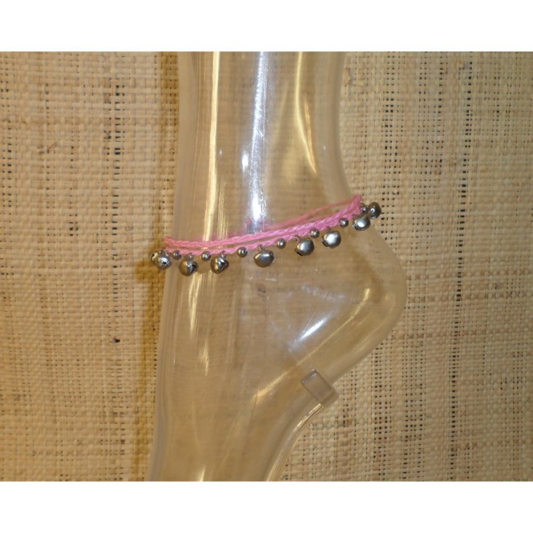 Bracelet de cheville rose à grelots argentés