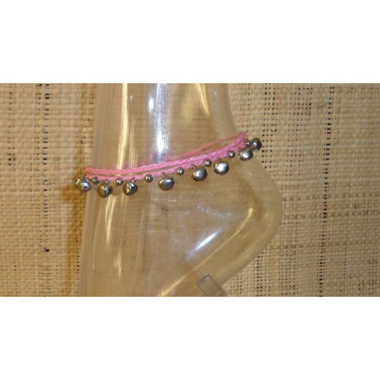 Bracelet de cheville rose à grelots argentés