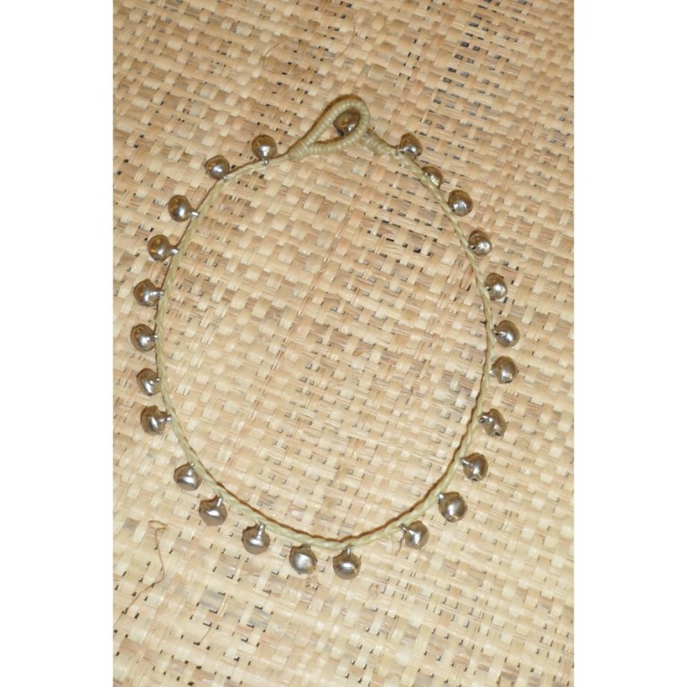 Bracelet de cheville beige grelots argentés