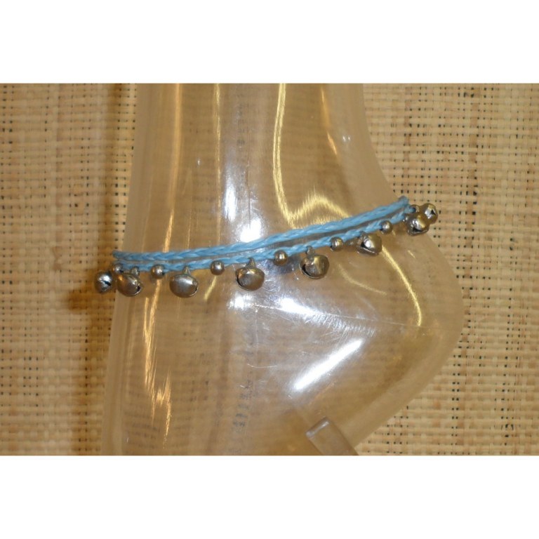 Bracelet de cheville bleu ciel à grelots argentés