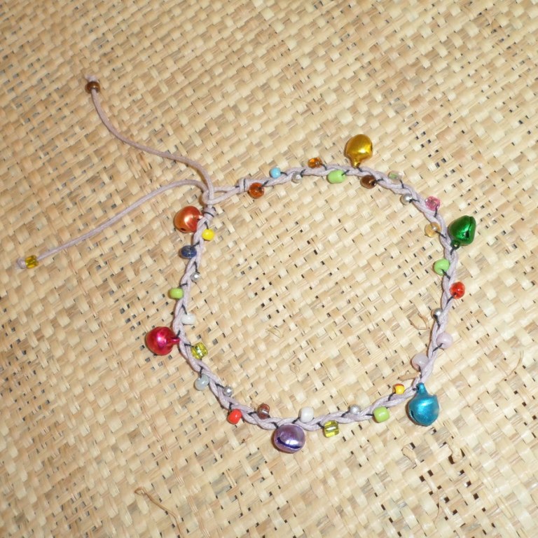 Bracelet de cheville parme grelots et perles color