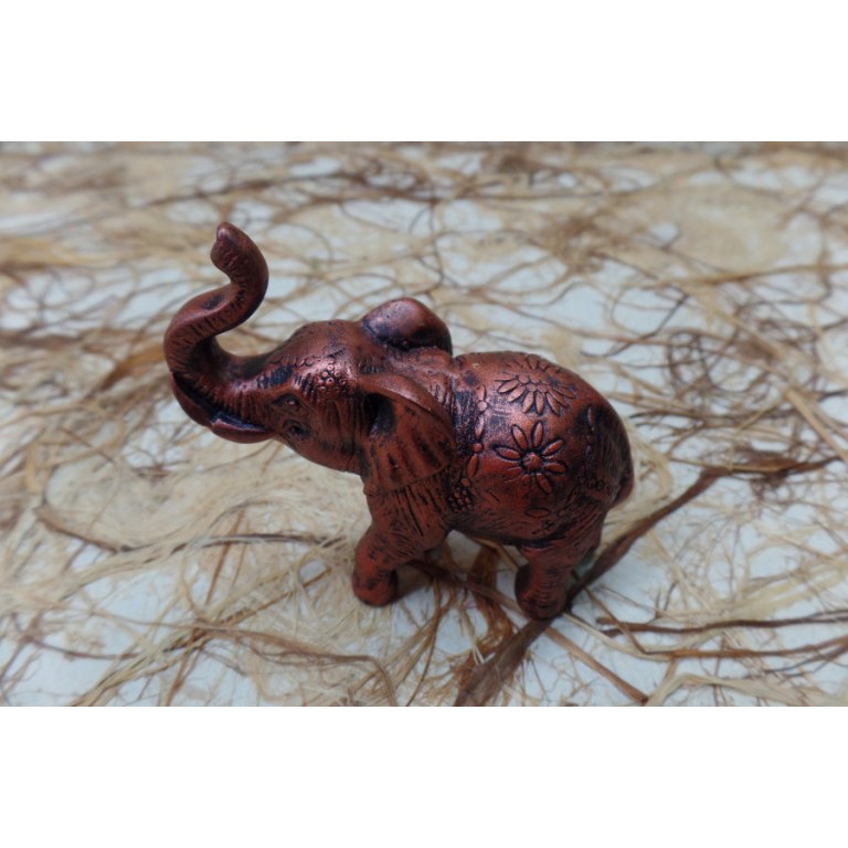 Petit éléphant rouge cuivré