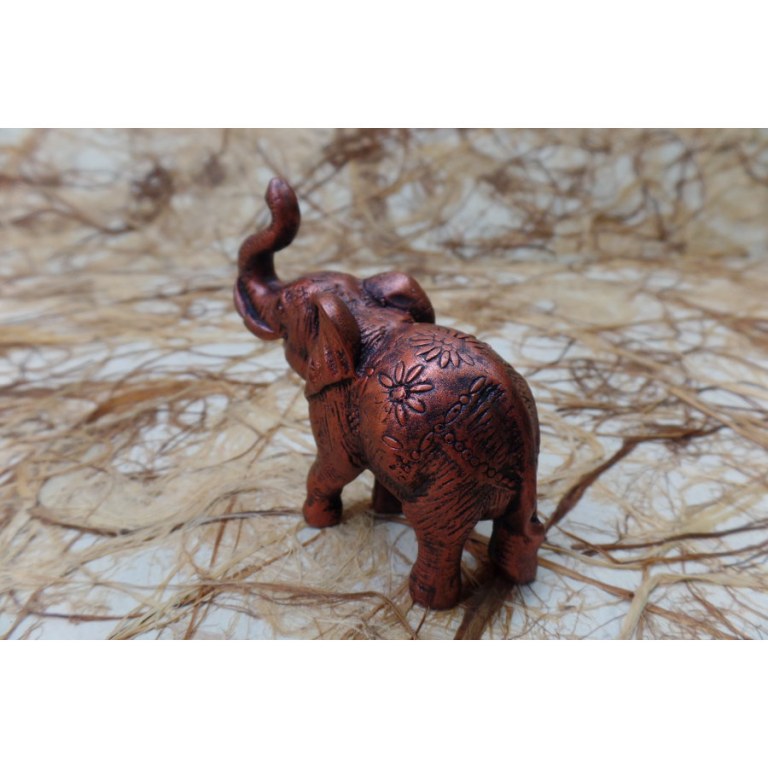 Petit éléphant rouge cuivré