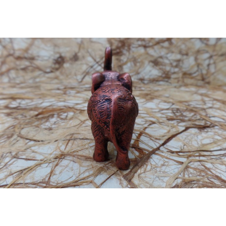 Petit éléphant rouge cuivré