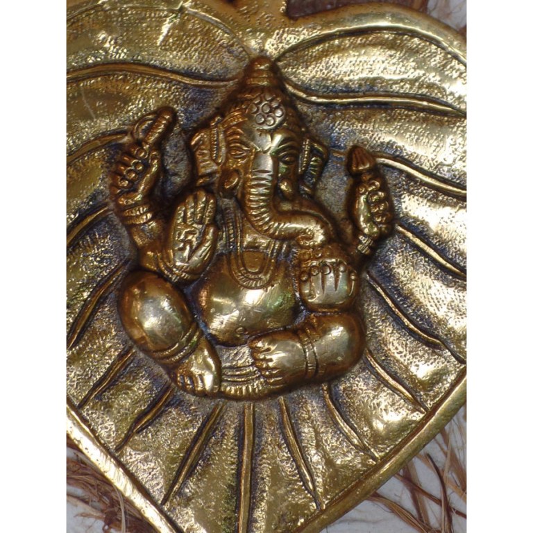 Ganesh doré sur feuille