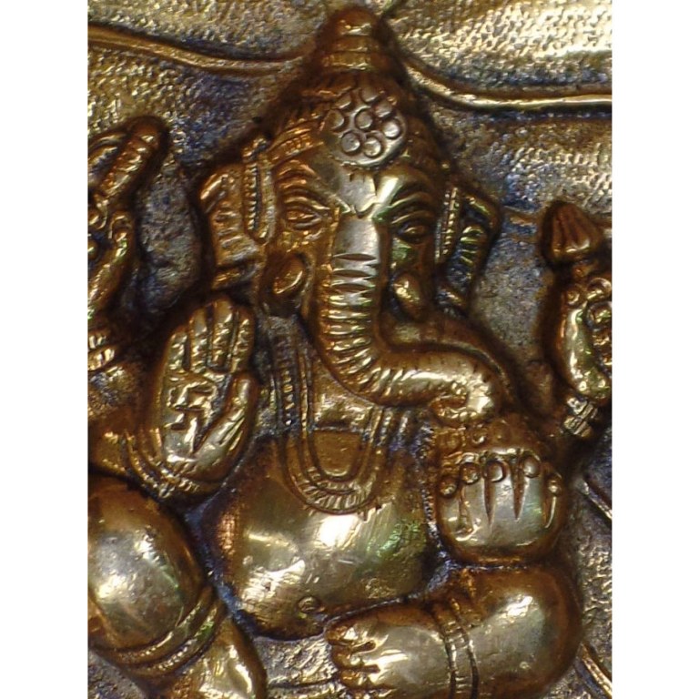 Ganesh doré sur feuille