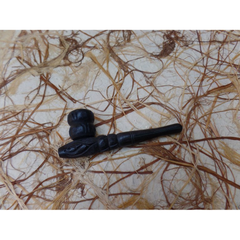 Pipe sculptée en bois foncé