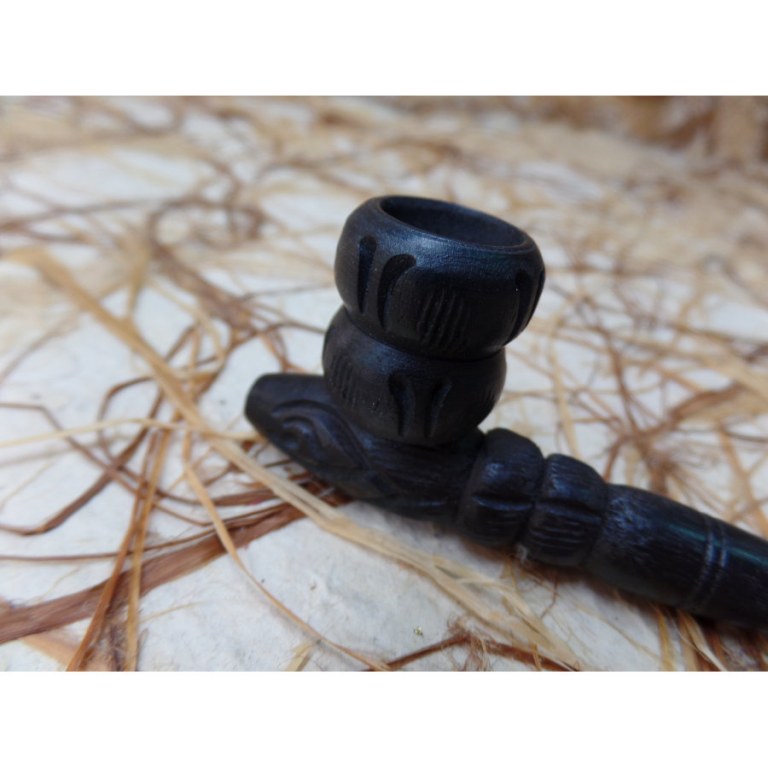 Pipe sculptée en bois foncé