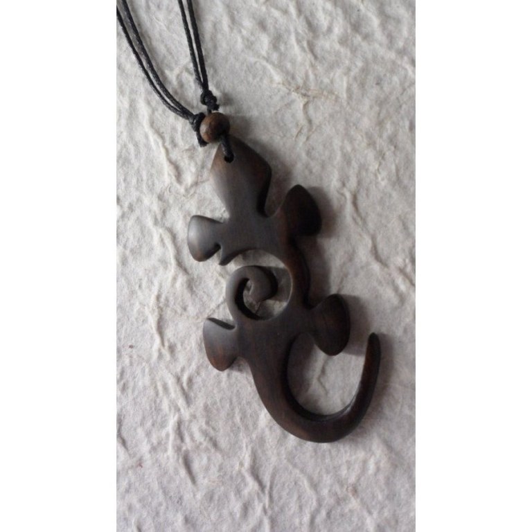 Collier salamandre en bois 2