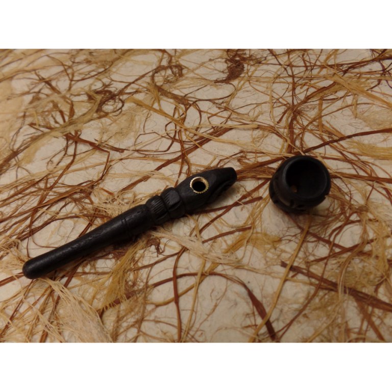 Pipe sculptée en bois foncé