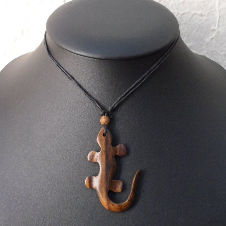 Collier salamandre en bois