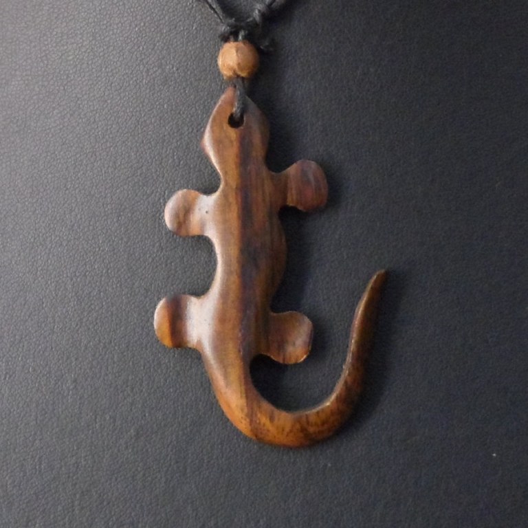 Collier salamandre en bois