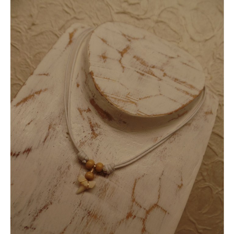 Collier blanc Isla coche mako 