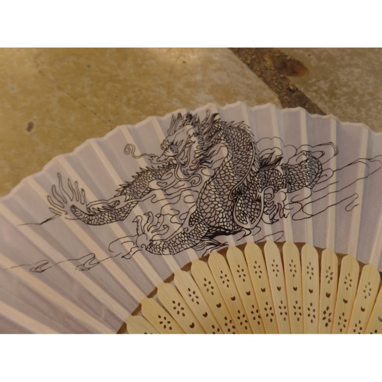 Eventail blanc dragon noir