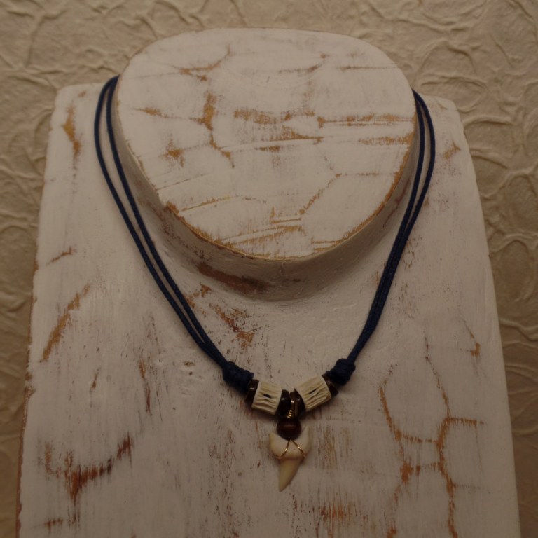 Collier bleu foncé perles en os Los Roques mako 